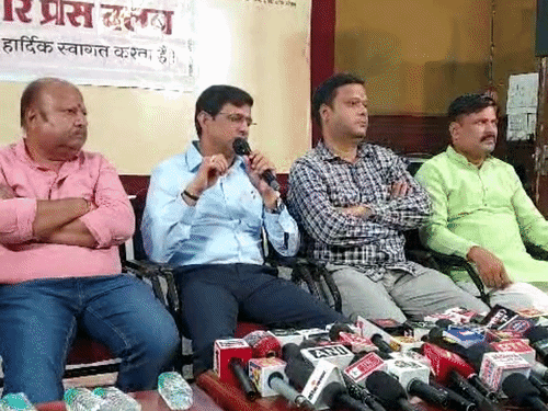 मीडिया को जानकारी देते महापौर।