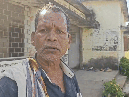 जब वीडियो बनाने वाले युवक ने नाम पूछा तो शिक्षक दबी आवाज में नाम कहते हुए अंदर चला गया।