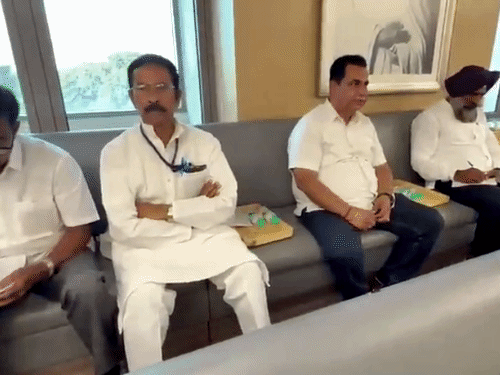 मीटिंग हाल में नोटपैड पर इंस्ट्रक्शन नोट करते पंजाब कांग्रेस के प्रधान परगट सिंह।