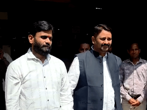 पूर्व विधायक चंद्रदेव राय और कांग्रेस नेता विनोद तिवारी कोर्ट पहुंचे।