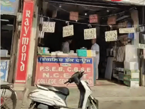 इन दुकानों से चोरी हुई है। - Dainik Bhaskar