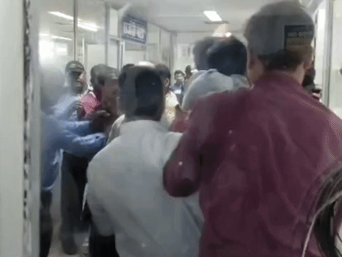मारपीट का वीडियो सामने आया है।