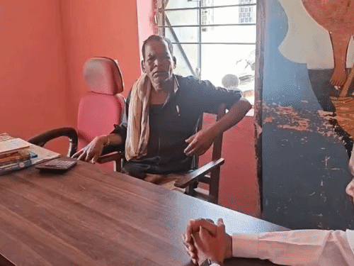 शराबी शिक्षक को जिला शिक्षा अधिकारी ने सस्पेंड करने का आदेश दिया है।