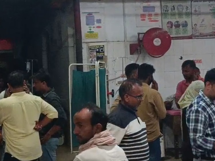 हादसे में फतेहपुर के हुसैनगंज निवासी जितेंद्र (49) और करण (26) घायल हुए हैं।