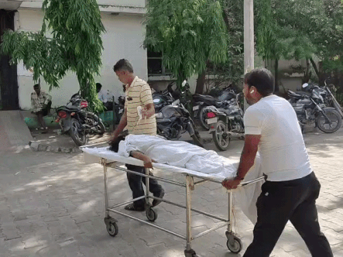 युवती को अस्पातल ले जाते हुए।