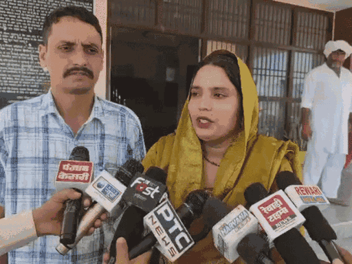 गांव डहीना की सरपंच पिंकी पत्रकारों से बातचीत करते हुए।