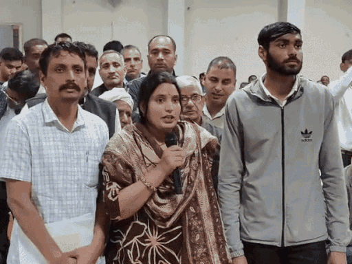 प्रशासन ने 2 सितंबर 2026 को पिंकी को सरपंच पद से हटा दिया था। - Dainik Bhaskar