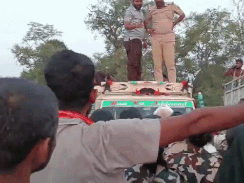 राशन बांटने के दौरान ग्रामीणों की भारी भीड़ रही।