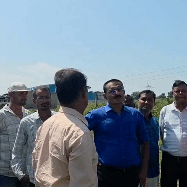 विवाद के बाद राजस्व टीम मौके पर जांच करने पहुंची थी।