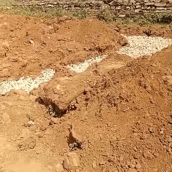 हलिया की इसी 1300 बिस्वा जमीन पर स्कूल का निर्माण चल रहा था।