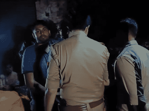 बुजुर्ग की हत्या के बाद पुलिस परिजनों से पूछताछ करती।