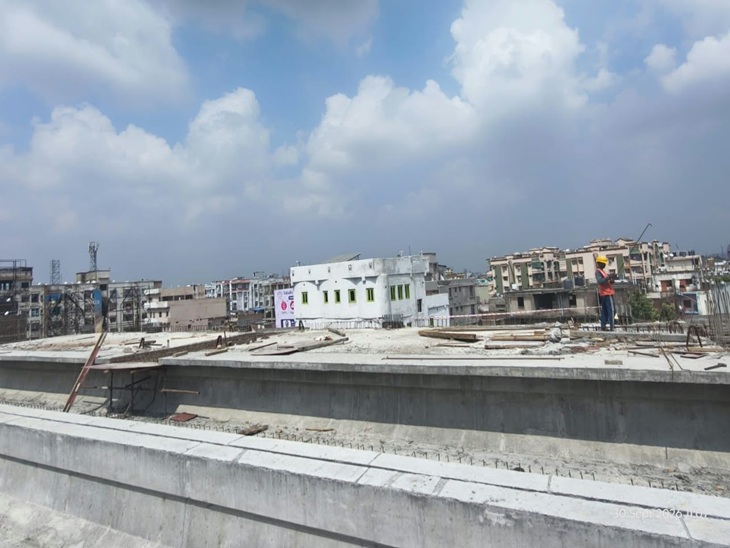 जगनपुरा मेट्रो स्टेशन पर स्लैब बिछाया गया है स्टेशन को पूरा रूप दिया जा रहा है।