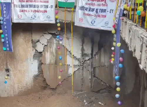 पटना मेट्रो के लिए सुरंग खोदने वाली मशीन से कुछ इस तरह सुरंग बनाए गए।