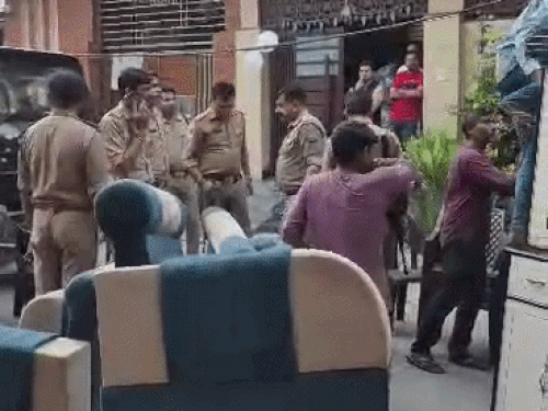 आर्यन संधू के घर से सामान कुर्क करके ले जाती यूपी पुलिस।