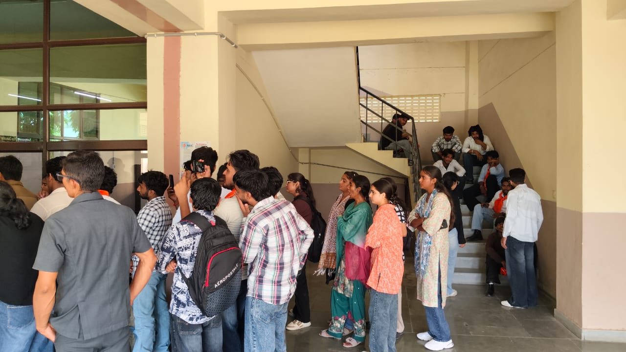 वीसी कार्यालय का घेराव के दौरान प्रदर्शन में शामिल छात्र-छात्राएं।