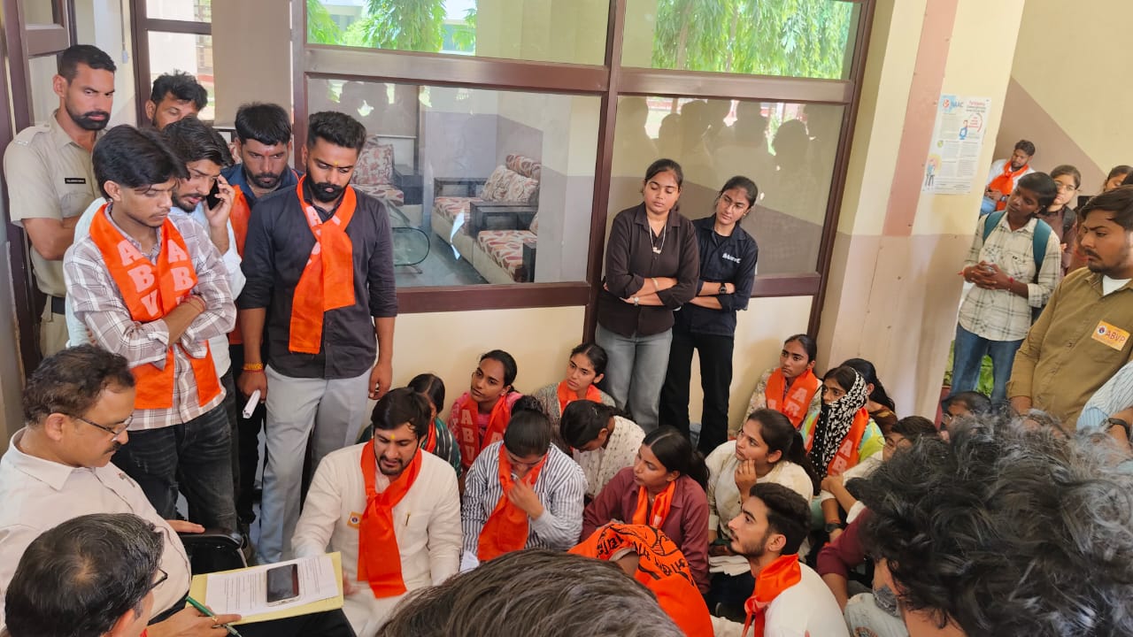 छात्रों की मांगों को सुनते हुए वीसी।