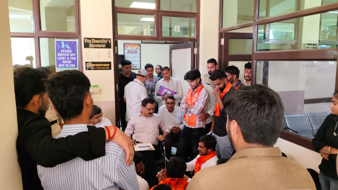 वीसी कार्यालय के बाहर धरनारत छात्रों से बातचीत करते हुए वीसी प्रो. विजय कुमार।