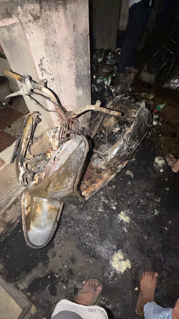 आग के कारण गोदाम के बाहर खड़ी टूव्हीलर पूरी जल गई।
