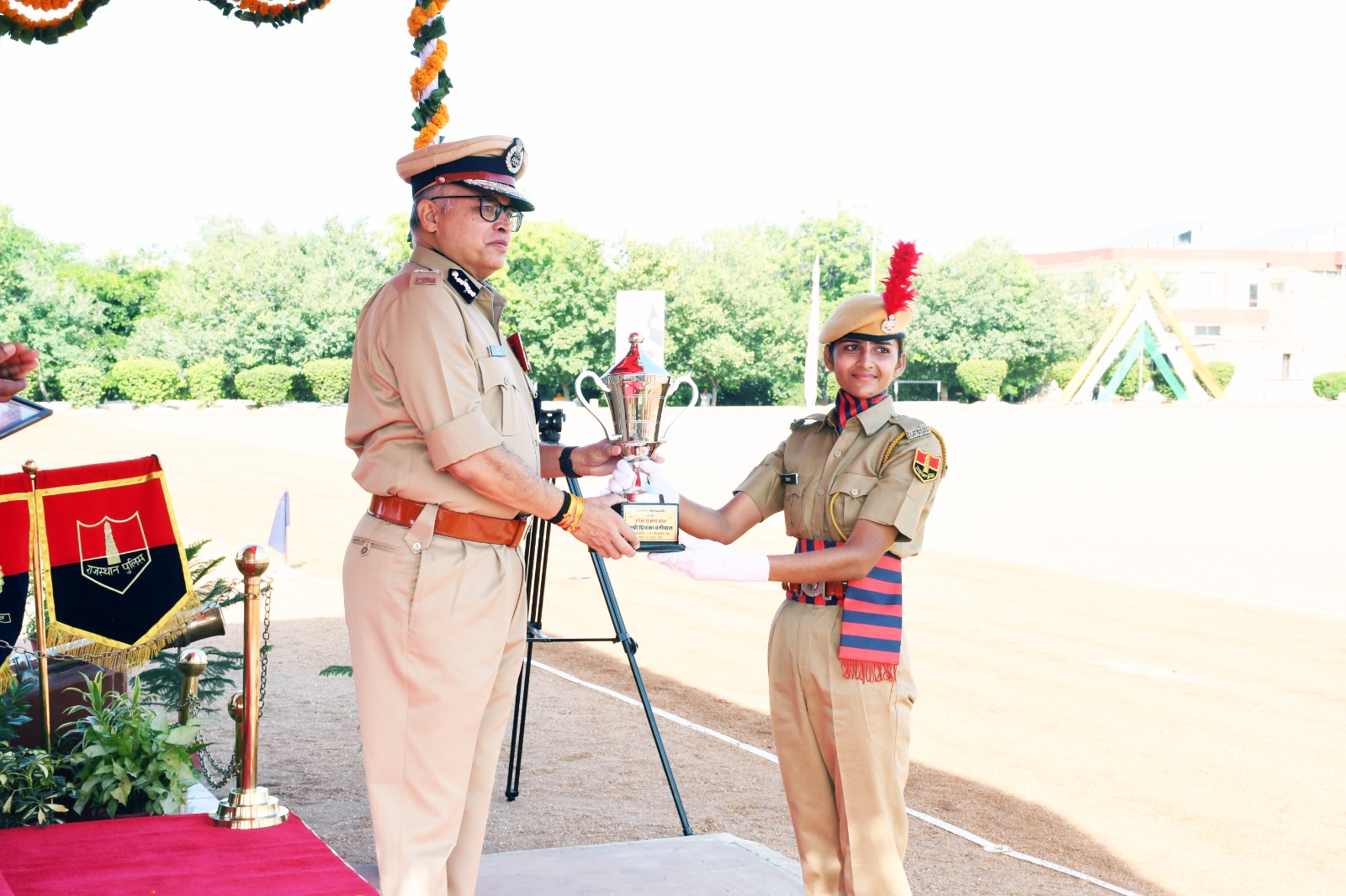 बैच में उत्कृष्ट प्रदर्शन करने वाली प्रशिक्षुओं को विभिन्न श्रेणियों में सम्मानित किया गया।