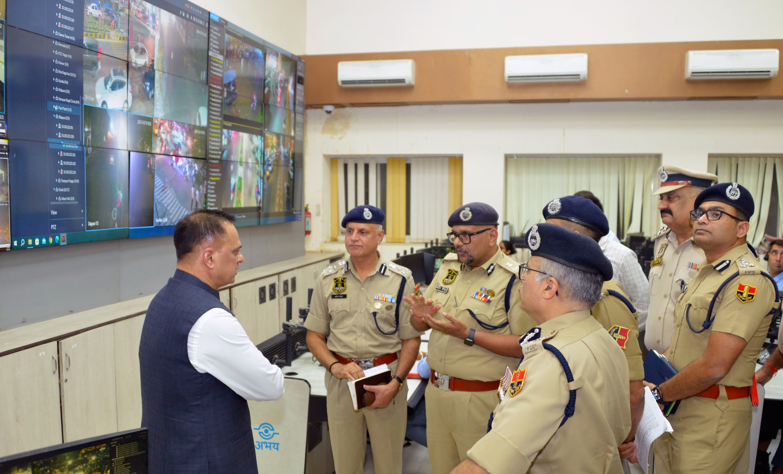 मुख्य सचिव वी. श्रीनिवास और डीजीपी राजीव कुमार शर्मा ने जयपुर पुलिस आयुक्तालय स्थित साइबर क्राइम पुलिस स्टेशन का निरीक्षण कर साइबर अपराधों से निपटने की तैयारियों और कार्रवाई की समीक्षा की।