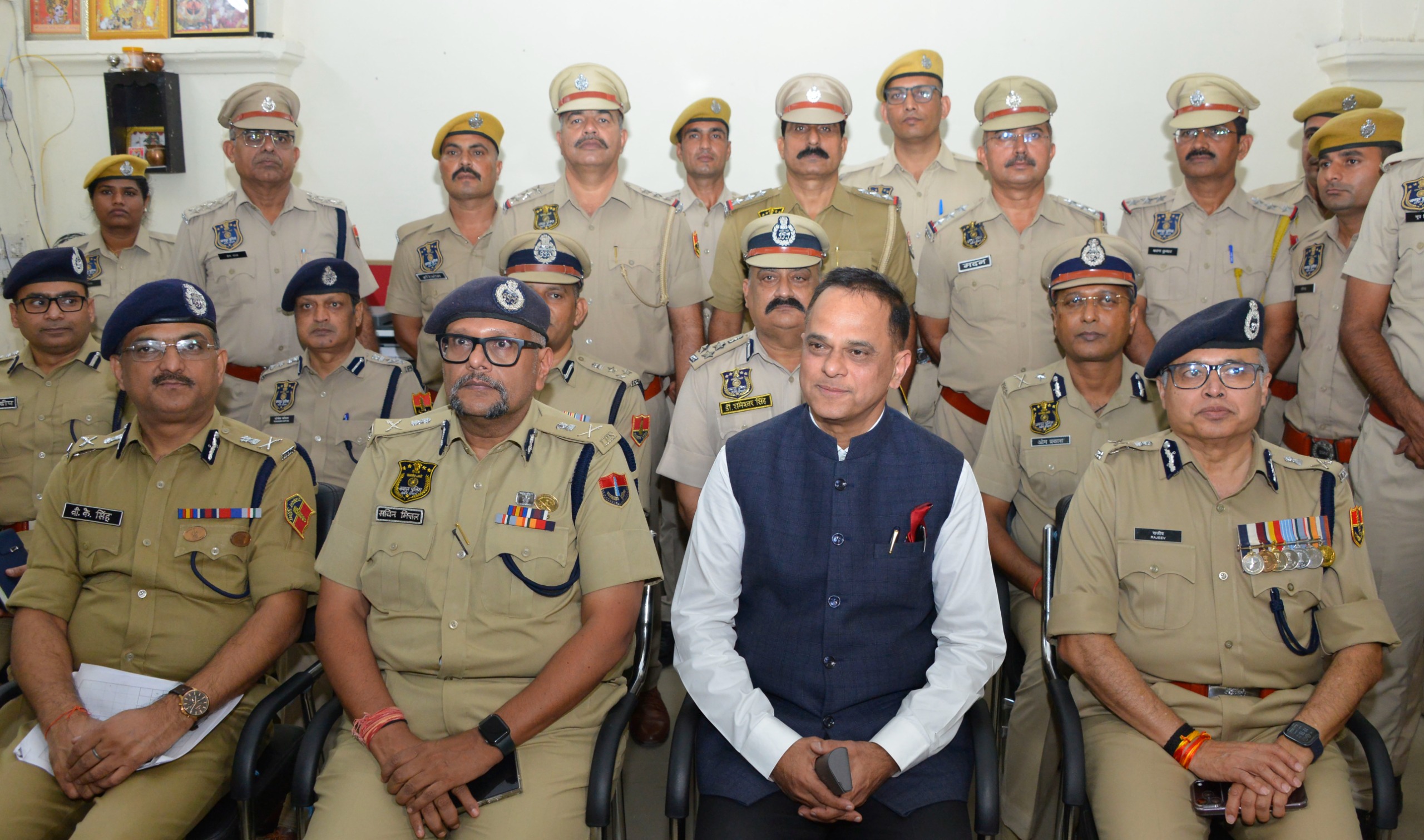 निरीक्षण के दौरान मुख्य सचिव वी. श्रीनिवास ने पुलिस अधिकारियों के साथ फोटो खिंचवाई।