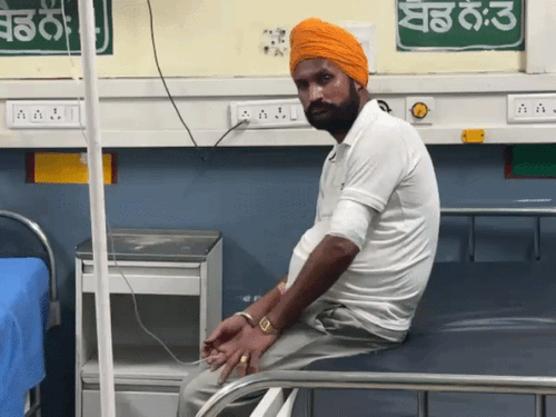 अस्पताल में इलाज करवाते हुए सुखचैन सिंह, बाईं बाजू में लगी गोली।
