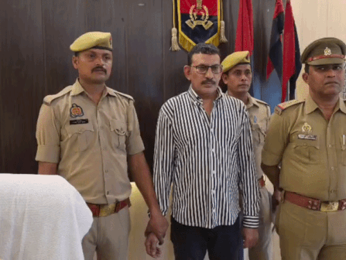 आजमगढ़ में मुंबई के रहने वाले लोगों को भी SIR में किया जा रहा है शामिल।