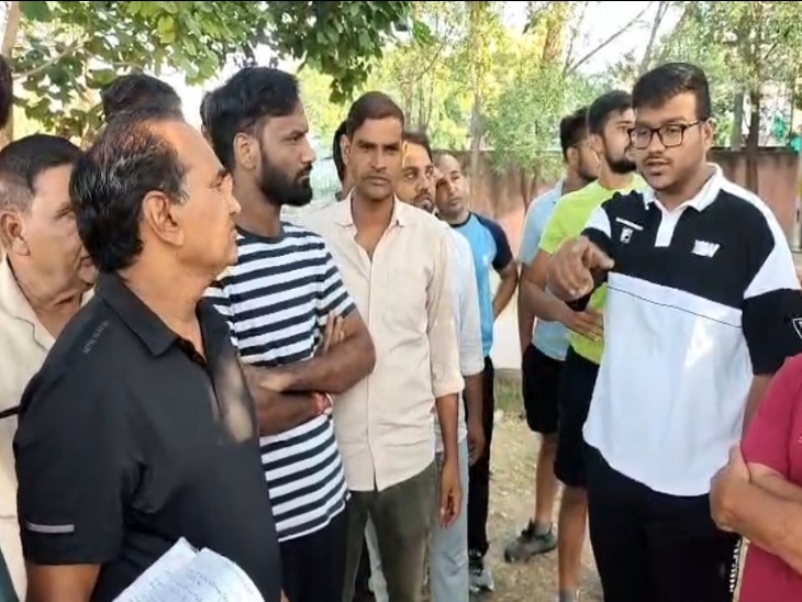 पार्कों के निरीक्षण के दौरान निर्देश देते नगर परिषद चेयरमैन मयंक गोयल।