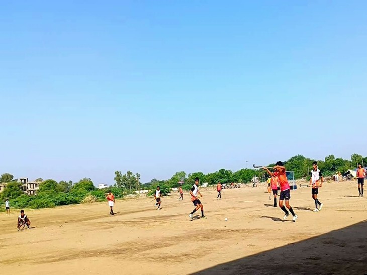 मैदान पर मंगलवार को फाइनल मैच खेलती श्री गंगानगर टीम और भीलवाड़ा टीम के खिलाड़ी