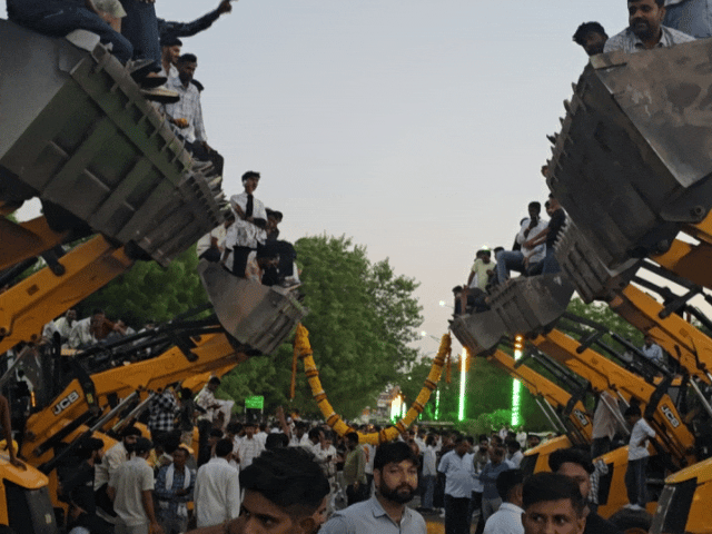 शिव विधायक रविंद्र सिंह भाटी का जेसीबी से पुष्प वर्षा कर स्वागत किया गया।