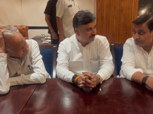एक कार्यक्रम में भोजन आने का इंताजर करते पूर्व सीएम अशोक गहलोत, नेता प्रतिपक्ष टीकाराम जूली और पीसीसी चीफ गोविंद सिंह डोटासरा।