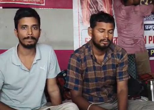 व्हाइट टीशर्ट में मिथिलेश कुमार और चेकशर्ट पहले अम्बुज कुमार 6 दिन से आमरण अनशन पर बैठे हैं। अम्बुज की हालत गिरती जा रही है।