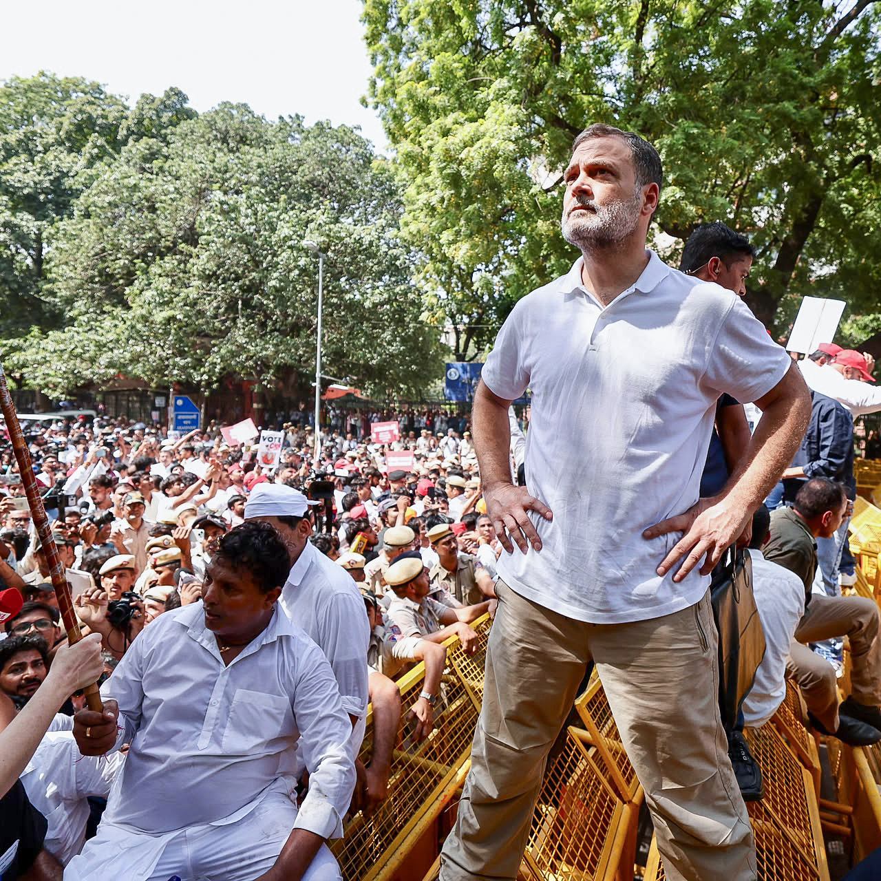 जब पुलिस ने प्रदर्शनकारियों को बैरिकेड लगाकर रोका, तो राहुल गांधी बैरिकेड पर चढ़ गए।