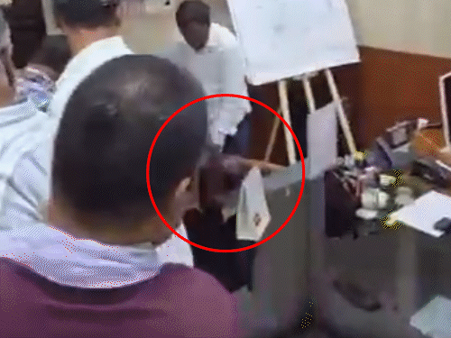 बीकानेर नगर निगम में भाजपा पार्षद श्याम सिंह हाड़ला हंगामा करते हुए।