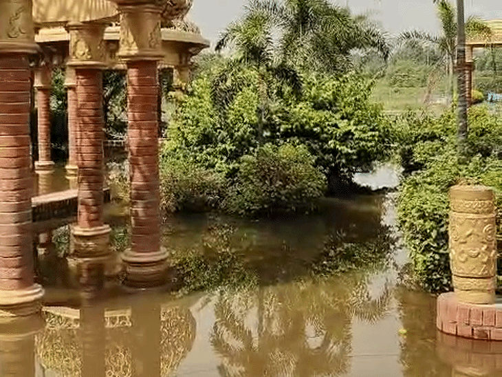 लखनऊ में गोमती नदी के पानी से हनुमंत धाम परिसर डूब गया है। वहीं लेटे हनुमान मंदिर के गर्भगृह तक पानी पहुंच गया है।