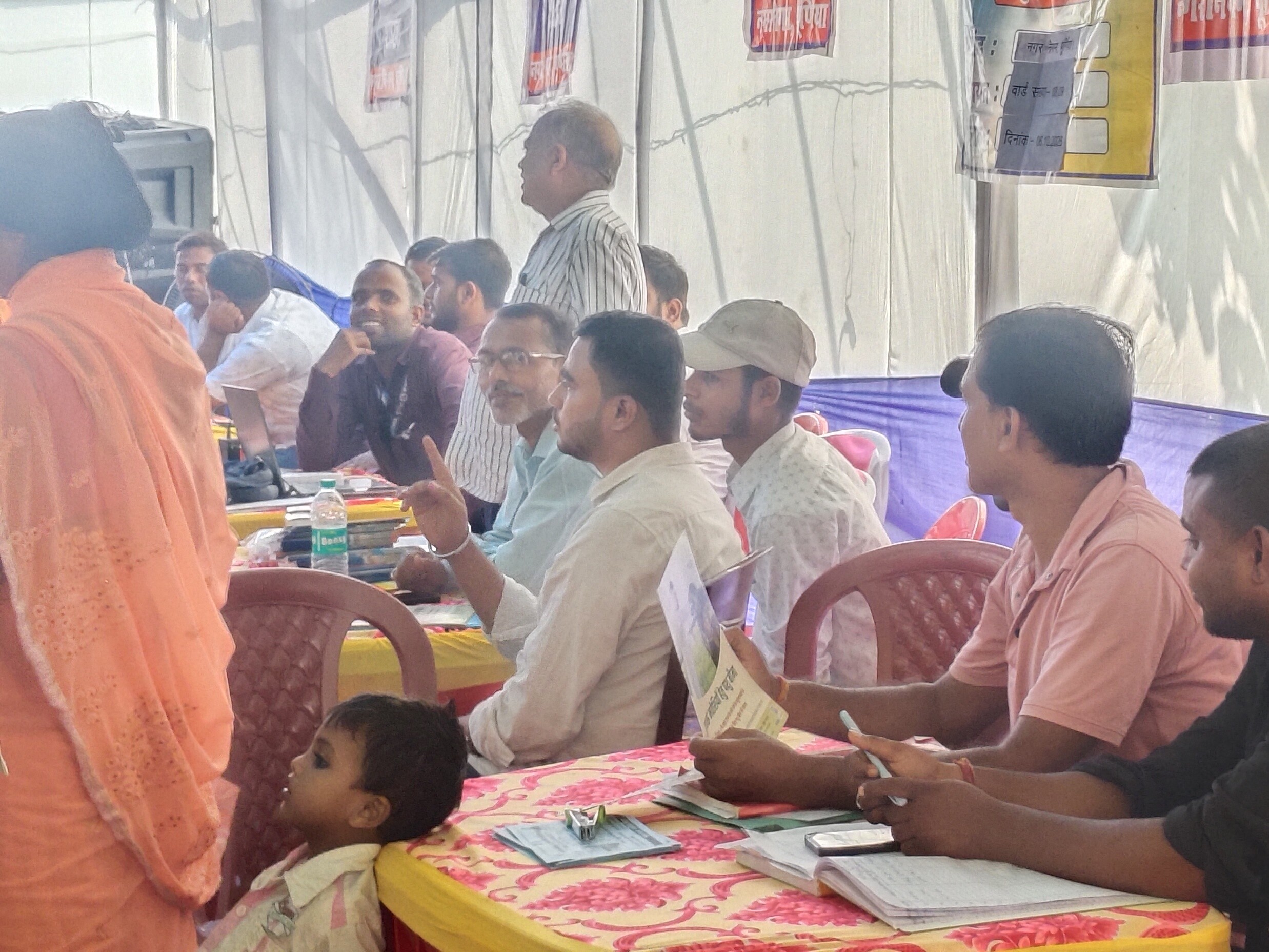 समस्याओं के पारदर्शी और सुगम निपटारे के लिए शिविर में कुल 15 अलग-अलग विभागों के स्टॉल लगाए गए थे।