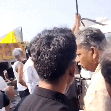 स्थानीय लोग बोलेरो में फंसे लोगों को निकालने की कोशिश करते हुए।