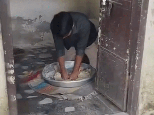 सामाजिक न्याय और अधिकारिता विभाग में चयनित चतुर्थ श्रेणी कर्मचारी आटा लगाते हुए।