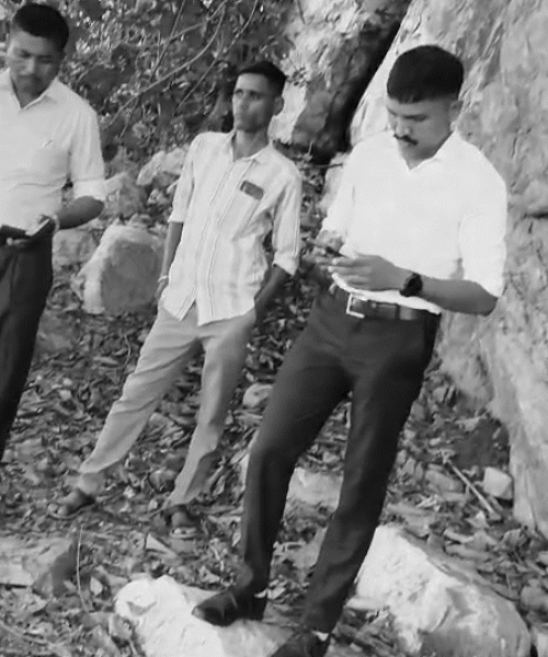 पुलिस मोबाइल की लोकेशन ट्रेस कर मौके पर पहुंची, जहां दोनों के शव मिले।