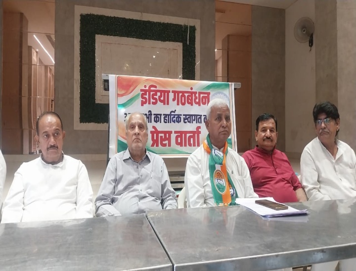 प्रेस वार्ता में कांग्रेस, समाजवादी पार्टी और वामदलों के नेताओं ने शामिल होकर मार्च निकालने का घोषणा की।