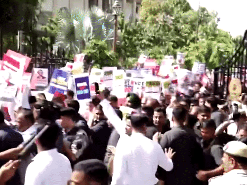 इंडिया ब्लॉकचे खासदार सकाळी संसद भवनाच्या मकर द्वारावर जमले, त्यानंतर सर्वजण एकत्र निवडणूक आयोगाच्या कार्यालयाकडे रवाना झाले.