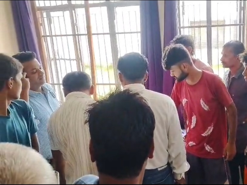 प्राथमिक उपचार के बाद हालत गंभीर होने पर चिकित्सकों ने उन्हें मेडिकल कॉलेज बहराइच रेफर कर दिया।