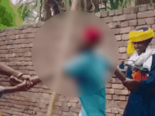 दो निहंग युवक के हाथ पकड़े, तीसरे ने डंडे मारे, फिर एक ने थप्पड़ जड़े।