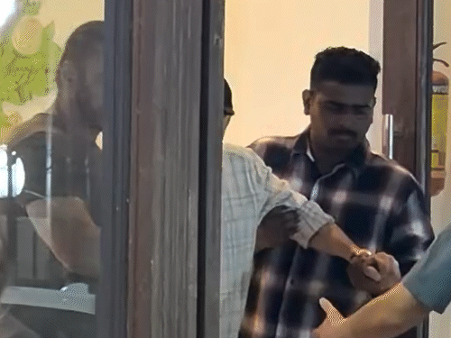 सलीम खान को बेटे सोहेल खान ने कार तक चलने में मदद की थी।