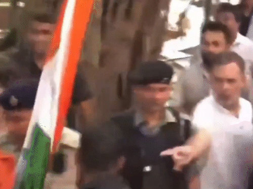 एक पोलीस अधिकारी तिरंगा घेऊन उभ्या असलेल्या कार्यकर्त्याजवळ पोहोचतो. तेवढ्यात राहुल वेगाने येतात आणि म्हणतात- “याला हात लावू नका.” प्रियंकाही तिरंग्यासमोर हात पसरून उभ्या राहतात. खरे तर, अधिकाऱ्याचे म्हणणे होते की, तिरंग्याला लावलेली काठी कुणाला दुखापत करू शकते. त्यावर राहुल-प्रियंका त्याला फटकारत म्हणाले- हा दांडा नाही, तिरंगा आहे.