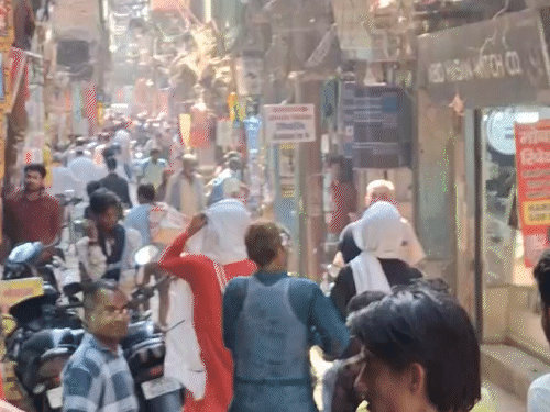 कभी ऐसे दिखाई देता था दालमंडी का बाजार।
