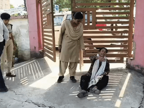 गेट पर बैठी बहन रो-रोकर गाड़ी छोड़ने की गुहार लगाते रही।