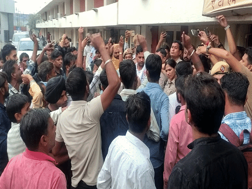 अंबाला सिटी अस्पताल में हंगामे करते हुए परिजन।(फाइल)