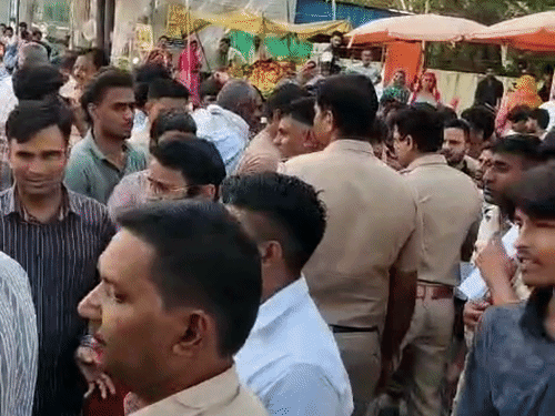 परिवार को समझाकर जाम खुलवाने का प्रयास करते पुलिसकर्मी।