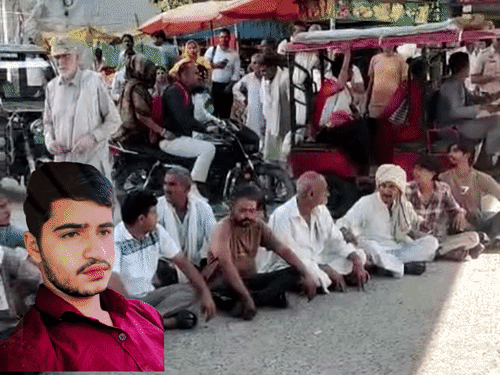 युवक केशव की हत्या के विरोध में परिवार ने सर्कुलर रोड जाम कर दी। इनसेट में मृतक की फाइल फोटो। - Dainik Bhaskar